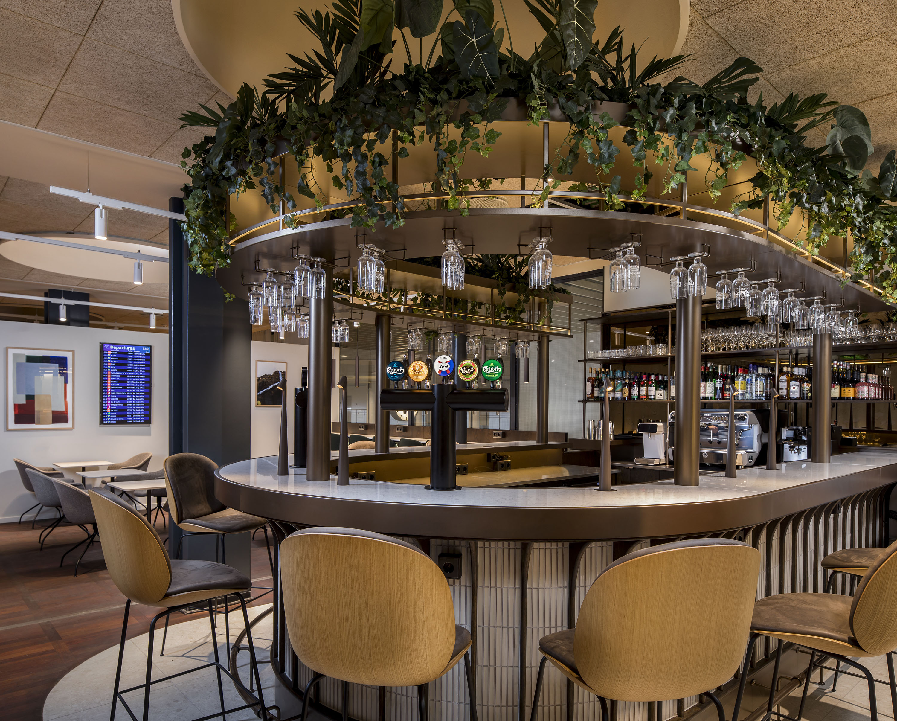 Pick a seat at our bar area and enjoy complimentary drinks in the Copenhagen Aspire Lounge